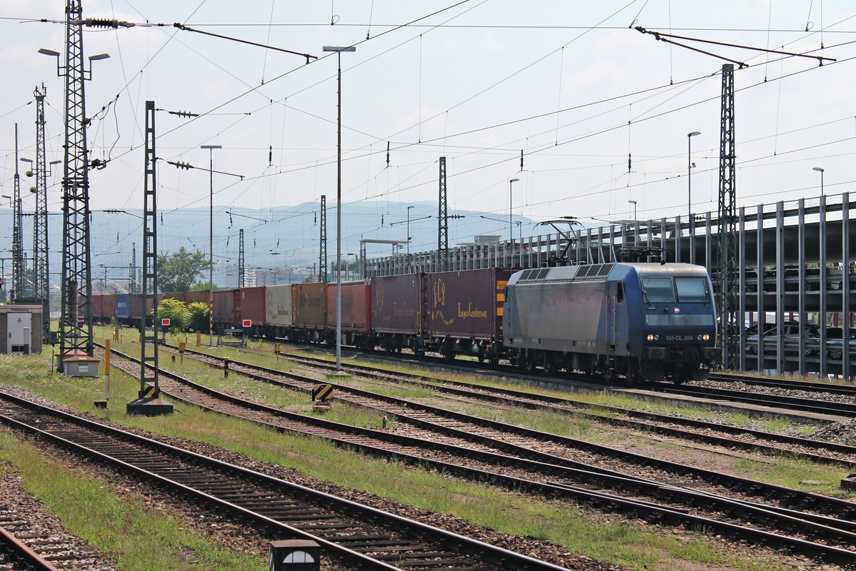 Durchfahrt am 11.08.2015 von Alpha Trains/Crossrail 145-CL 204 (145 100-4) mit ihrem Containerzug nach Aachen West durch den Badischen Bahnhof von Basel in Richtung Freiburg.
