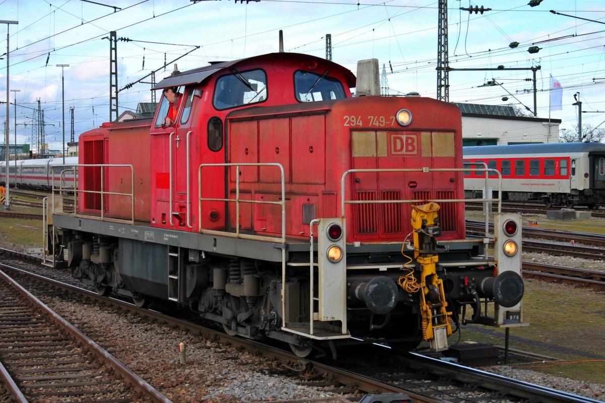 Durchfahrt am 12.02.2014 von der Mannheimer 294 749-7 als Tfzf in Basel Bad Bf gen Gleis 10. Sie fuhr auf die Hochrheinbahn, um einen Übergabezug nach Weil am Rhein zu bespannen.
