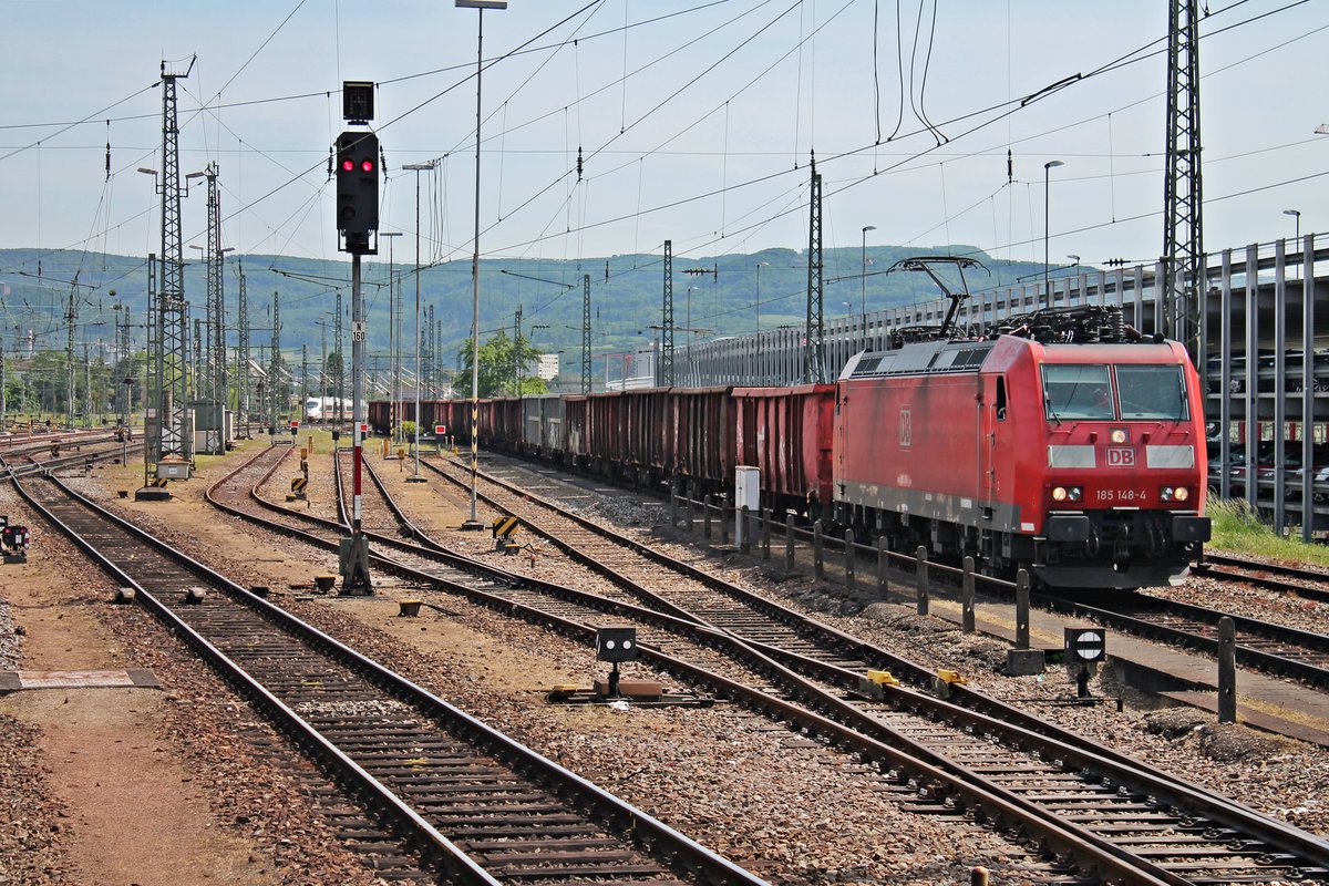 Durchfahrt am 12.05.2015 von 185 148-4 mit einem Schrottzug in Basel Bad Bf in Richtung Basel Bad Rbf.