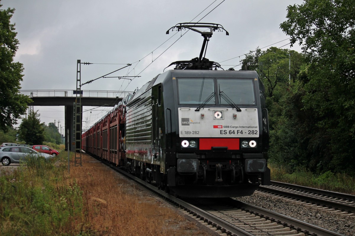 Durchfahrt am 12.07.2014 von ES 64 F4-282 mit ihren neuen  SBB Cargo International  -Logos un einem Autozug aus Holland bei der Durchfahrt in Orschweier gen Süden.