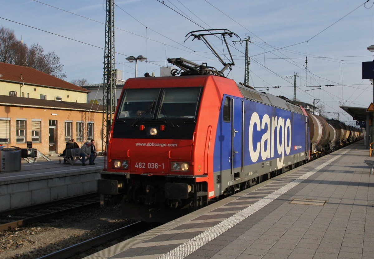 Durchfahrt am 12.1.2014 im Bahnhof Rosenheim. 482 036-1 der SBB Cargo ist mit einem Kesselzug von Salzburg kommend Richtung München unterwegs.