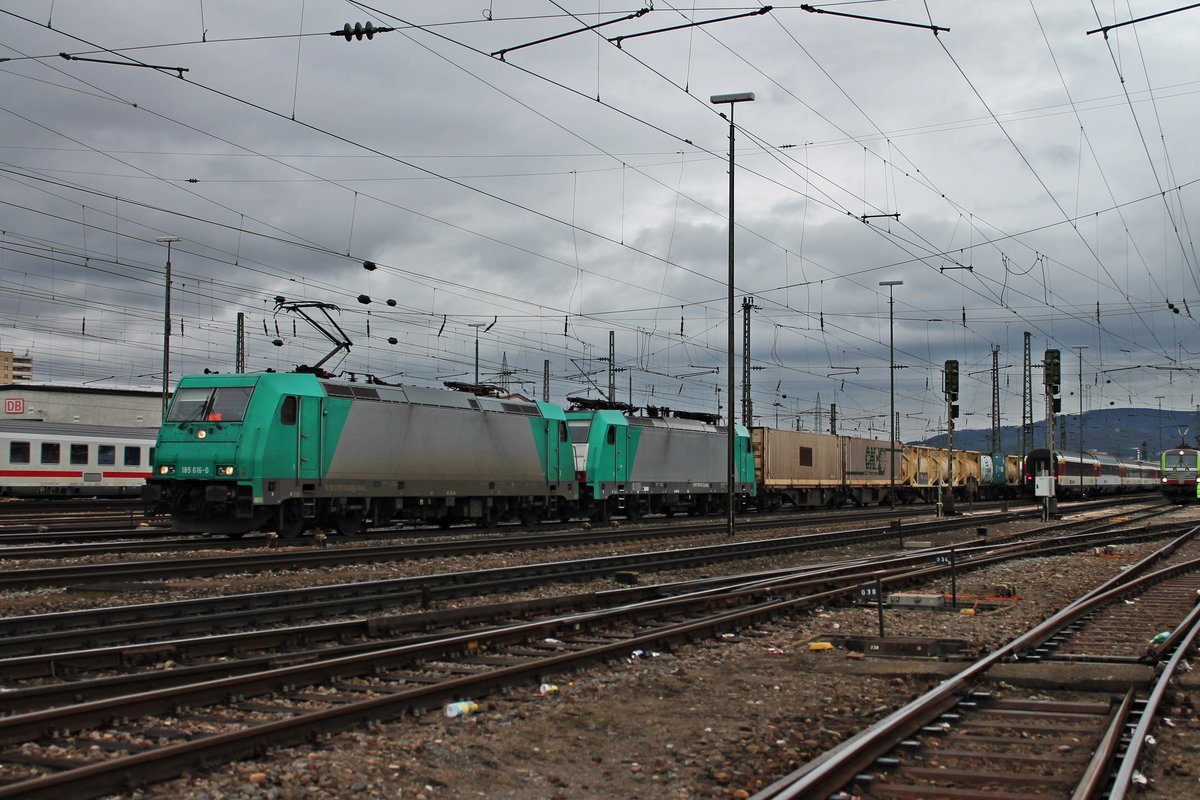 Durchfahrt am 13.03.2018 von ATLU/XRAIL 185 616-0 zusammen mit der Wagenlok ATLU/XRAIL E 186 209 (ex. COBRA 2817) und einem Containerzug nach Belgien über Gleis 4 durch den Badischen Bahnhof von Basel in Richtung Weil am Rhein.