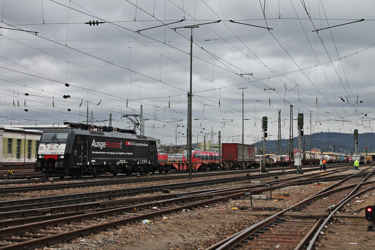 Durchfahrt am 13.03.2018 von MRCE/SBBCI ES 64 F4-290 (189 290-0)  AusgeRastatt!/Rastattless!  mit einem Containerzug nach Rotterdam über Gleis 4 durch den Badischen Bahnhof von Basel in Richtung Deutschland.