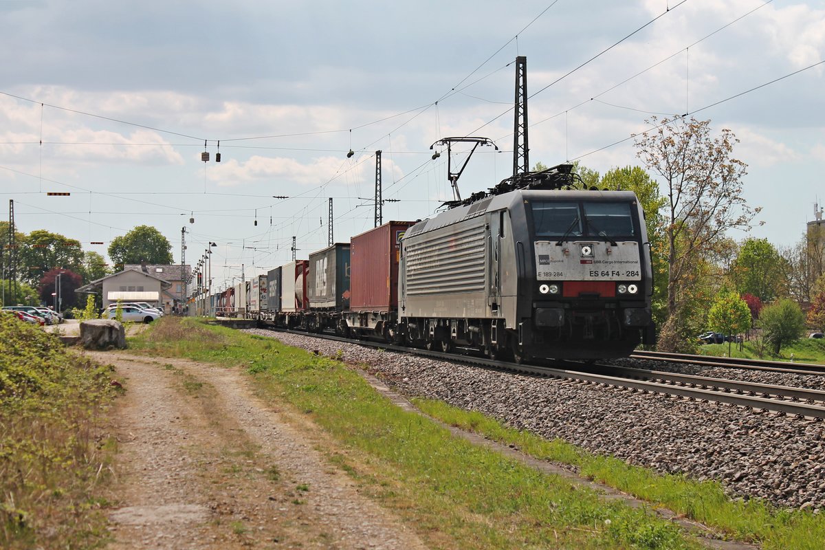 Durchfahrt am 13.04.2017 von MRCE/SBBCI ES 64 F4-284 (189 284-3)  Alpäzähmer  mit einem Containerzug durch den Bahnhof von Heitersheim über die KBS 703 in Richtung Freiburg (Breisgau).