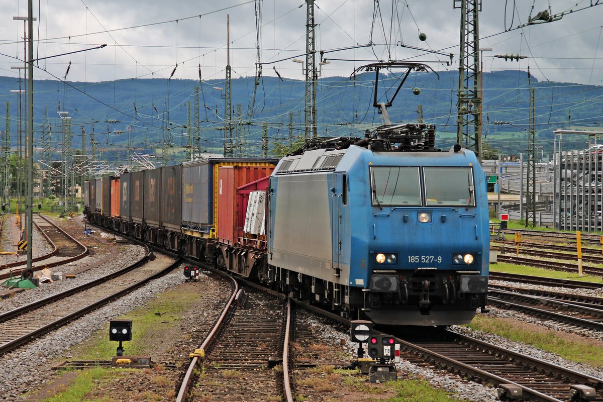 Durchfahrt am 13.06.2016 von Alpha Trains/Crossrail 185 527-9 mit einem Containerzug nach Aachen West/Belgien über Gleis 4 durch den Badiscehn Bahnhof von Basel in Richtung Weil am Rhein.