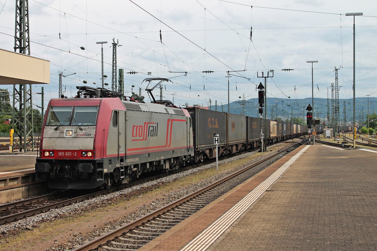 Durchfahrt am 13.07.2015 von 185 601-2 mit einem Containerzug (Italien - Aachen West - Antwerpen) über Gleis 4 in Basel Bad Bf in Richtung Norden.