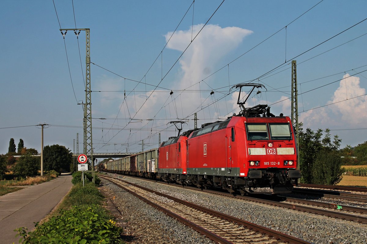 Durchfahrt am 13.09.2016 von 185 132-8 zusammen mit 185 107-0 und einem langen gemischten Güterzug in Müllheim (baden) auf der KBS 703 in Richtung Basel.