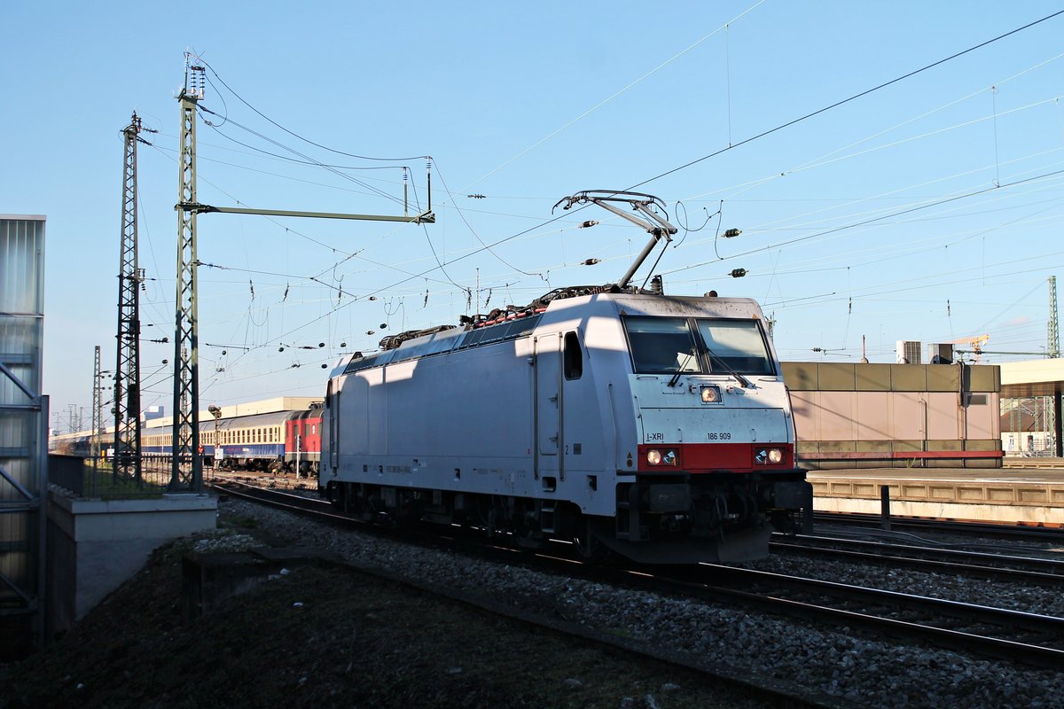 Durchfahrt am 14.02.2018 von Maquarie/XRAIL/SBBCI 186 909 als Lokzug über Gleis 1 durch den Badischen Bahnhof von Basel in Richtung Rangierbahnhof Muttenz.