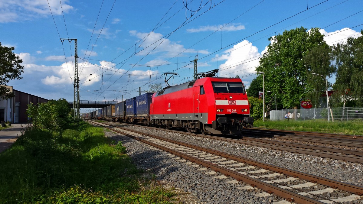 Durchfahrt am 14.05.2014 von 152 007-1 mit einem Containerzug in Müllheim (Baden) gen Basel.