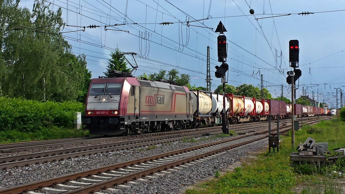 Durchfahrt am 14.05.2014 von Crossrail 185 597-2 mit einem Containerzug in Richtung Norden in Müllheim (Baden).