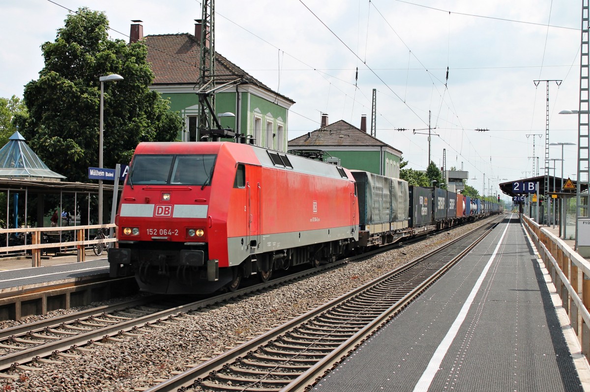 Durchfahrt am 14.06.2014 von 152 064-2 mit einem Containerzug in Müllheim (Baden).
