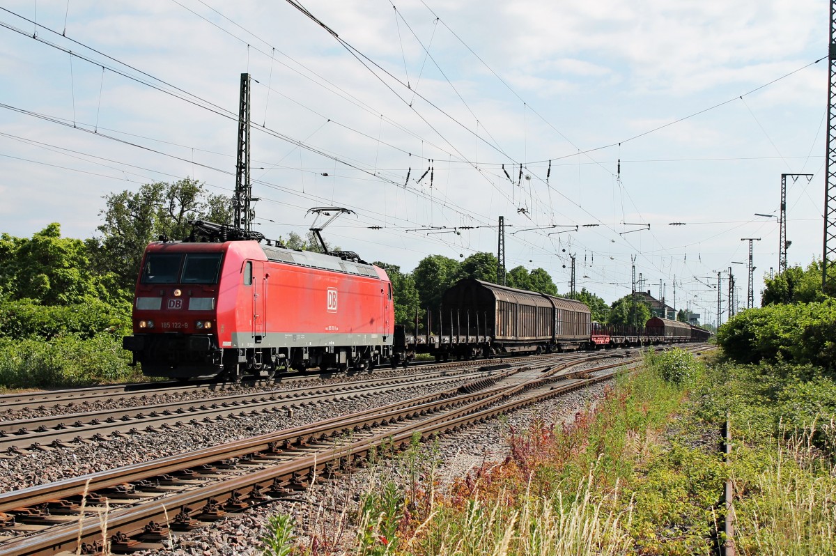 Durchfahrt am 14.06.2014 von 185 122-9 mit einem gemischten Güterzug in Müllheim (Baden) gen Norden.