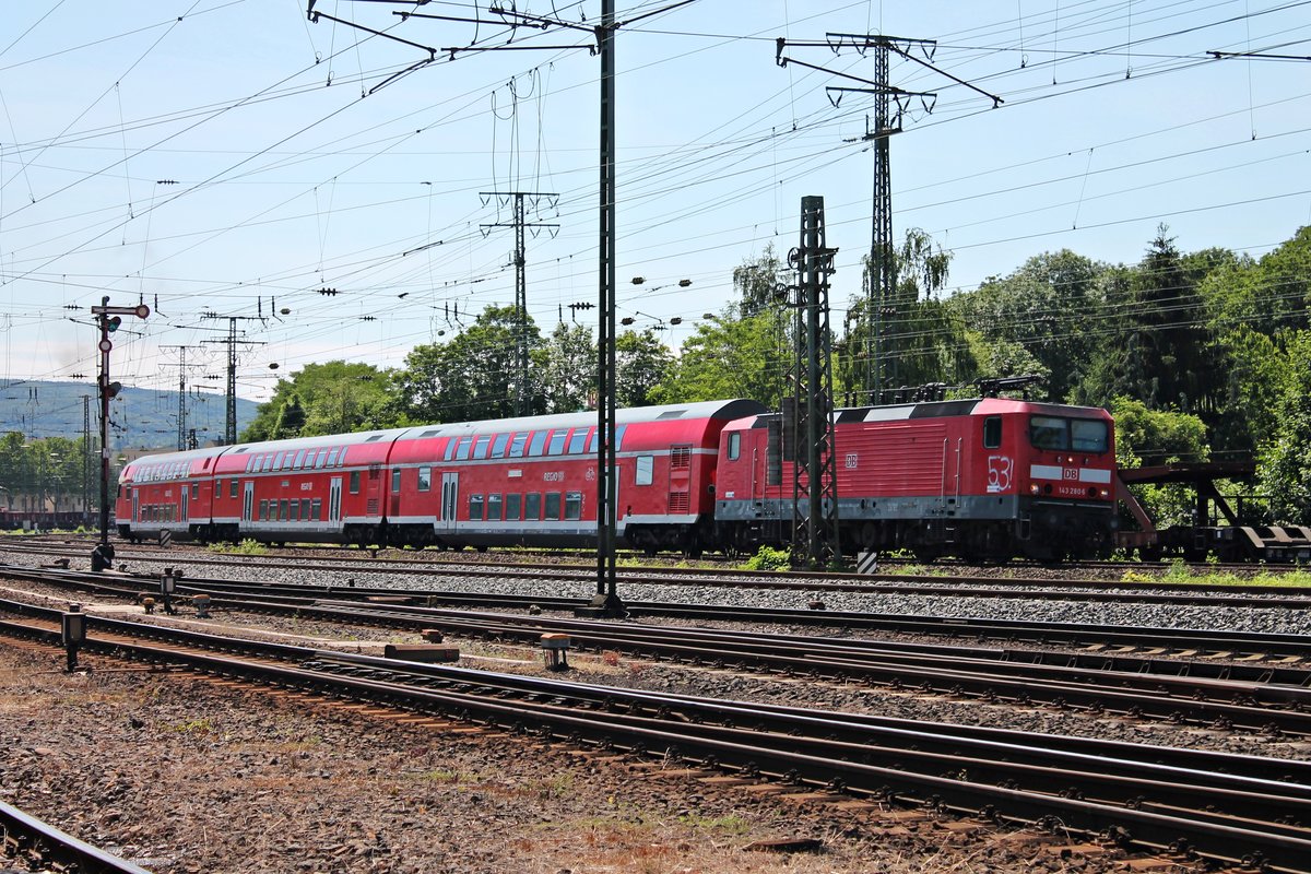 Durchfahrt am 14.06.2015 von der Trierer 143 280-6 mit einer RB 27 (Koblenz Hbf - Köln Hbf) in Koblenz Lützel gen Rechte Rheinseite.