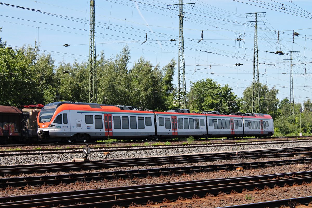 Durchfahrt am 14.06.2015 von VIAS ET403 (428 137-4) als SE10 (Neuwied - Frankfurt (Main) Hbf) in Koblenz Lützel gen Hauptbahnhof.