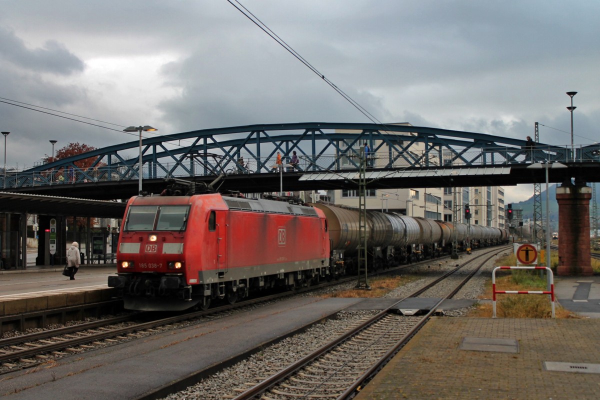 Durchfahrt am 14.12.2013 von 185 038-7 mit dem Kesselwagenzug aus Bantzenheim (F) nach Offenburg in Freiburg (Brsg) Hbf. Das besondere am Bild ist, dass der Zug eigentlich noch Wagen in Freiburg (Brsg) Rbf bekommt, was an diesem Tag entfiel, weshalb er durch den Hauptbahnhof fuhr.