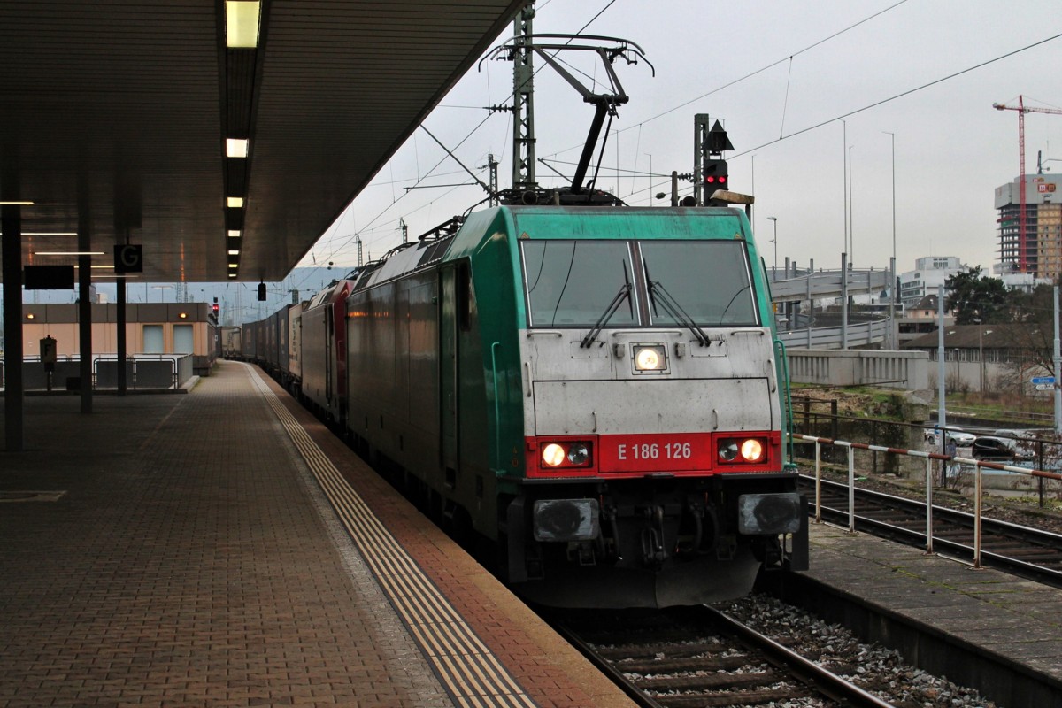Durchfahrt am 15.01.2014 von AlphaTrains/Crossrail E186 126 zusammen mit der kalten Beacon Rail/Crossrail 185 592-3 und einem Containerzug in Basel Bad Bf auf Gleis 2 gen Weil am Rhein.