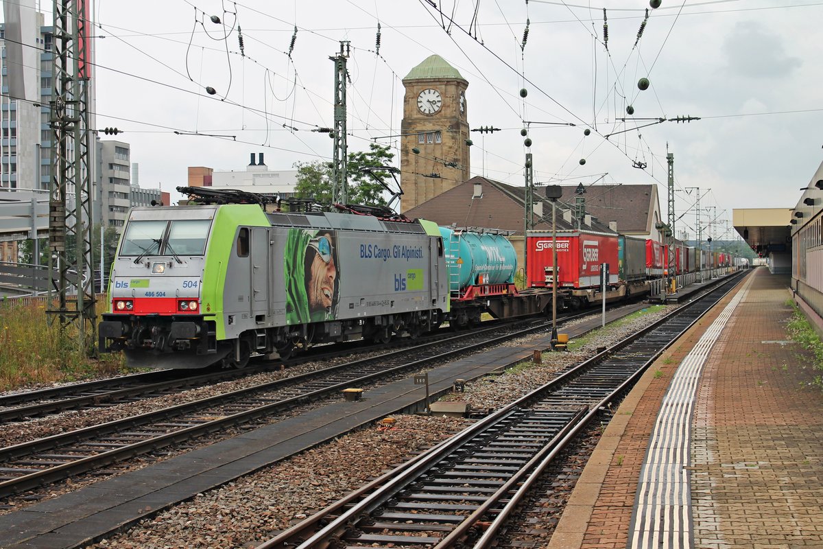 Durchfahrt am 15.06.2015 von Re 486 504 mit einem Containerzug aus Wanne Eikel in Basel Bad Bf gen Rangierbahnhof Muttenz.