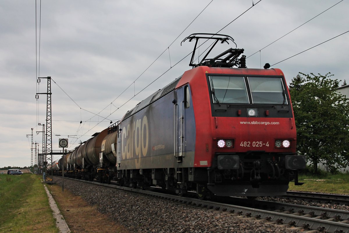 Durchfahrt am 16.05.2019 von Re 482 025-4 mit dem  BASF -Zug DGS 49069 (Karlsruhe Gbf - Basel SBB RB) durch den Haltepunkt von Auggen über die KBS 703 in Richtung Basel.