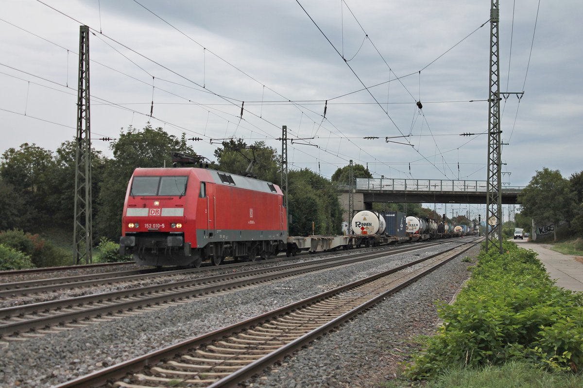 Durchfahrt am 16.09.2016 von 152 010-5 mit einem Containerzug in Müllheim (Baden) in Richtung Norden.