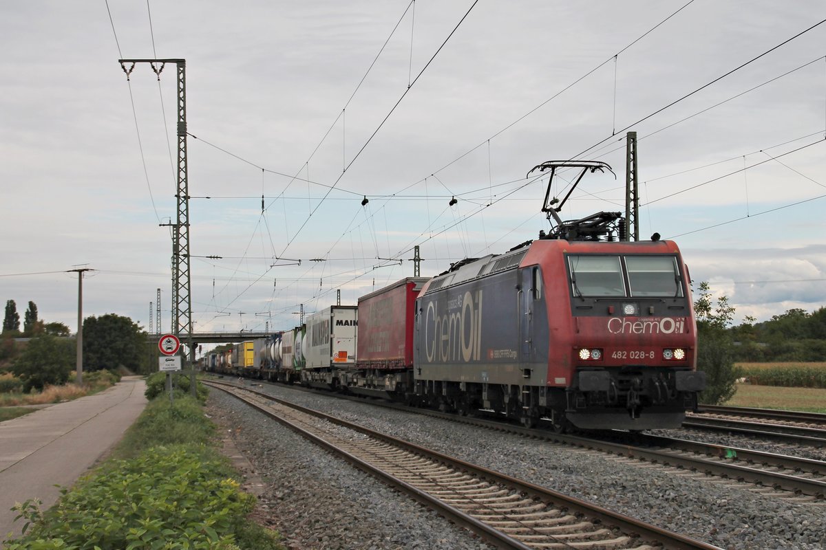 Durchfahrt am 16.09.2016 von Re 482 028-8  ChemOil Logistic AG  mit einem KLV durch Müllheim (Baden) in Richtung Schweizer Grenze.