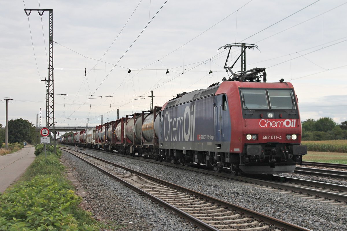 Durchfahrt am 16.09.2016 von Re 482 011-4  ChemOil  mit einem Containerzug aus Ludwigshafen (Rhein) BASF Ubf in Müllheim (Baden) gen Schweizer Grenze.
