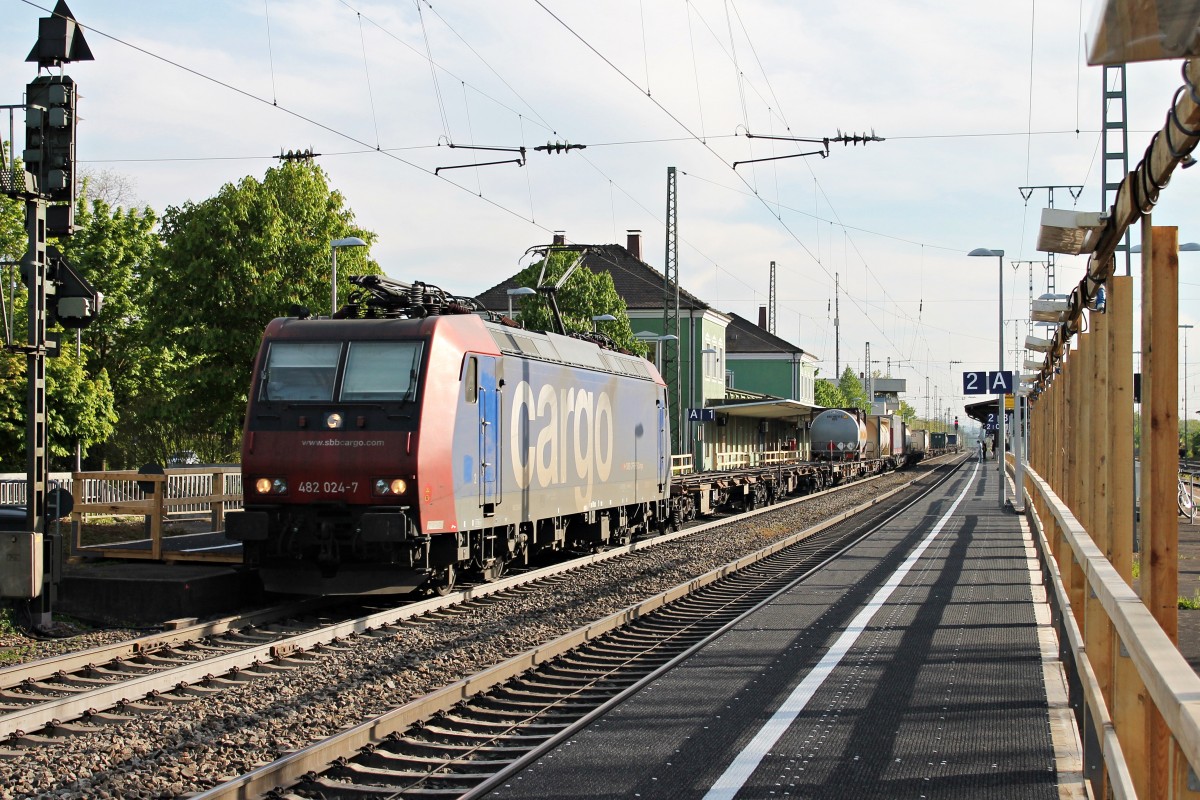 Durchfahrt am 17.04.2014 von Re 482 024-7 mit einem Containerzug in Müllheim (Baden) gen Norden.