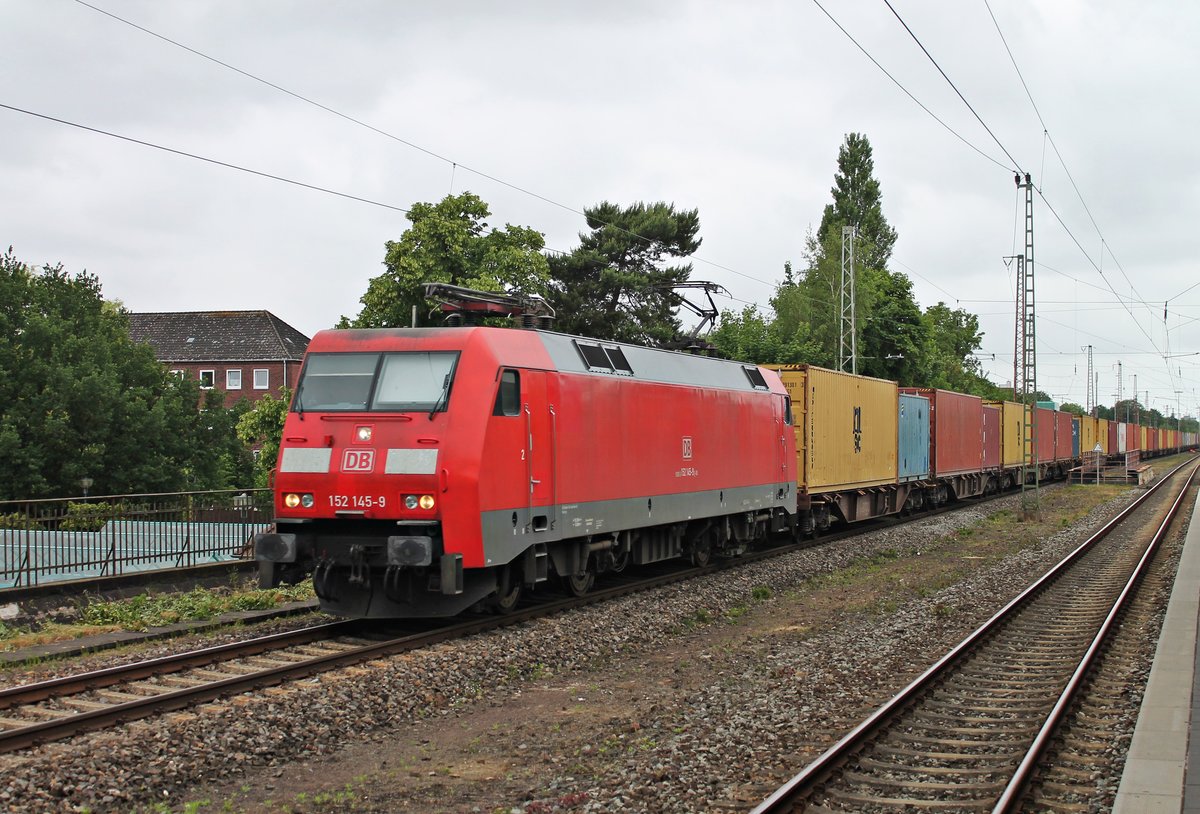 Durchfahrt am 17.06.2017 von 152 145-9 mit einem langen Containerzug durch den Hauptbahnhof von Bremerhaven aus Richtung Hafen.