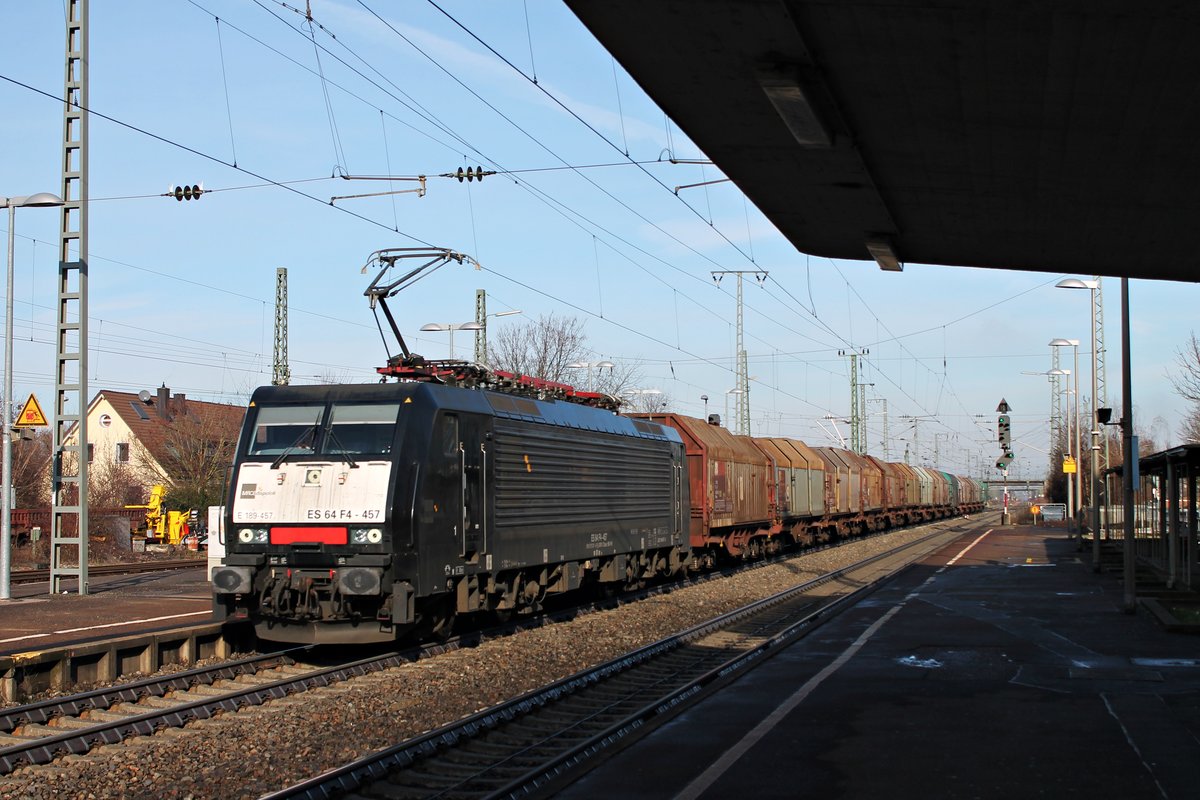 Durchfahrt am 18.01.2015 von TXL ES 64 F4-457 (5 170 031-6) mit einem Stahlzug aus dem Ruhrpott nach Italien in Müllheim (Baden) gen Basel.
