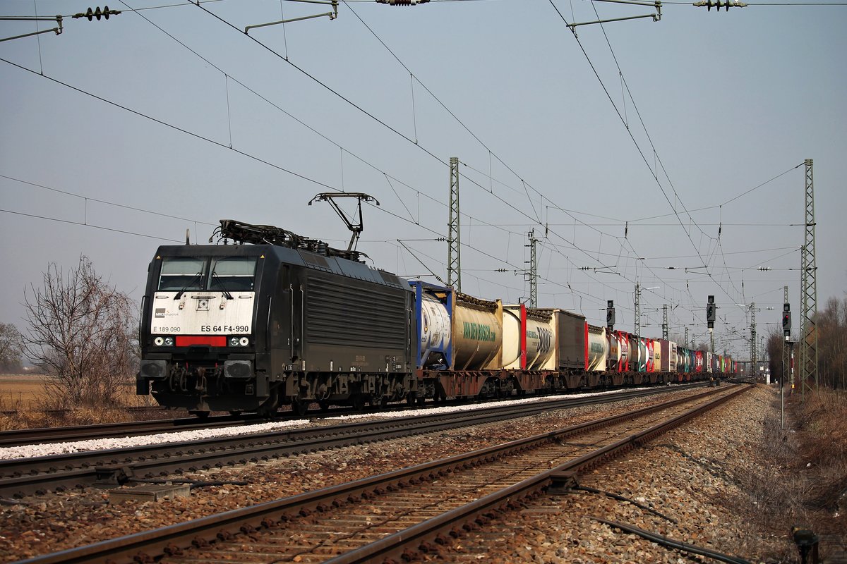 Durchfahrt am 18.03.2015 von ES 64 F4-990 (189 090-4) von SBB Cargo International mit einem Containerzug nach Italien in Orschweier gen Freiburg.