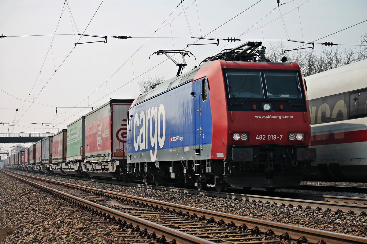 Durchfahrt am 18.03.2015 von der frisch mit LED-Lichter ausgestattete Re 482 019-7 mit einem KLV in Orschweier in Richtung Offenburg.