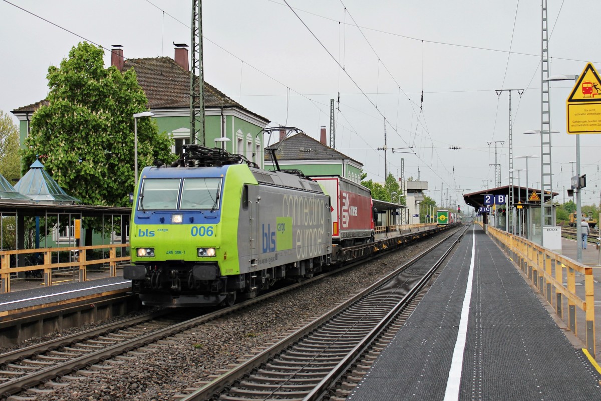 Durchfahrt am 18.04.2014 von Re 485 006-1 mit einer RoLa aus Novara nach Freiburg in Müllheim (Baden). Gruß an die nette Lokführerin zurück!