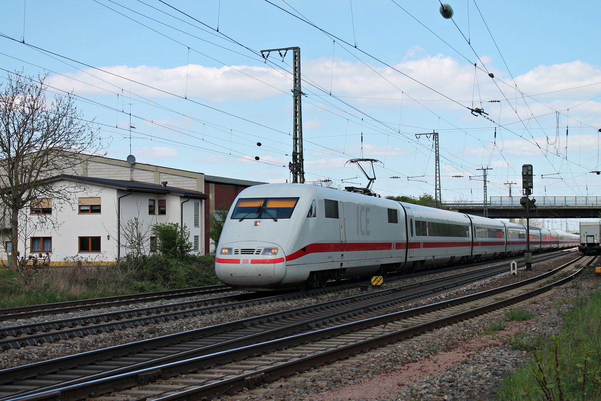 Durchfahrt am 18.04.2015 von 401 074-0  Zürich  auf seinem Weg in die Schweiz in Müllheim (Baden) gen Basel.