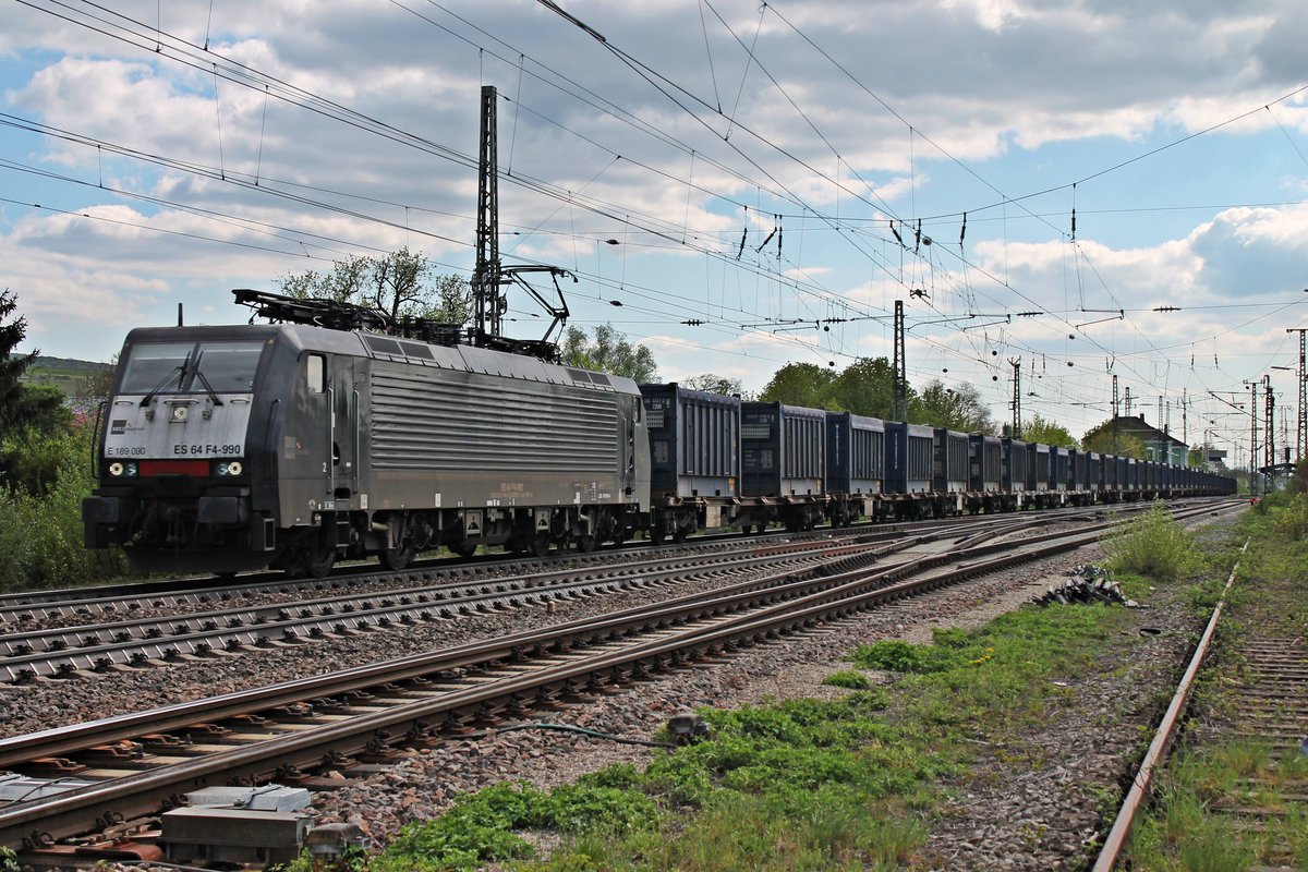 Durchfahrt am 18.04.2015 von ES 64 F4-990 (189 090-4) mit einem leeren Stahl-Containerzug nach Duisburg-Wedau in Müllheim (Baden) gen Freiburg. 