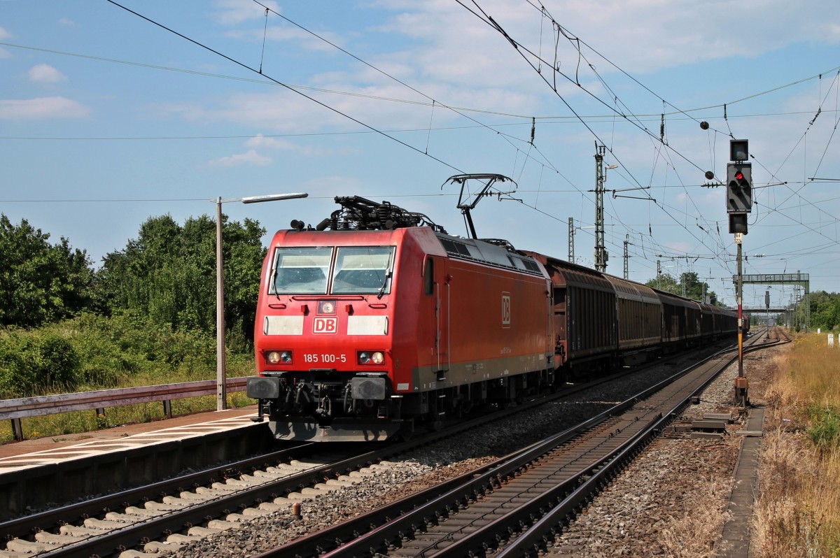 Durchfahrt am 18.06.2014 von 185 100-5 mit einem leicht gemischten Güterzug in Orschweier.