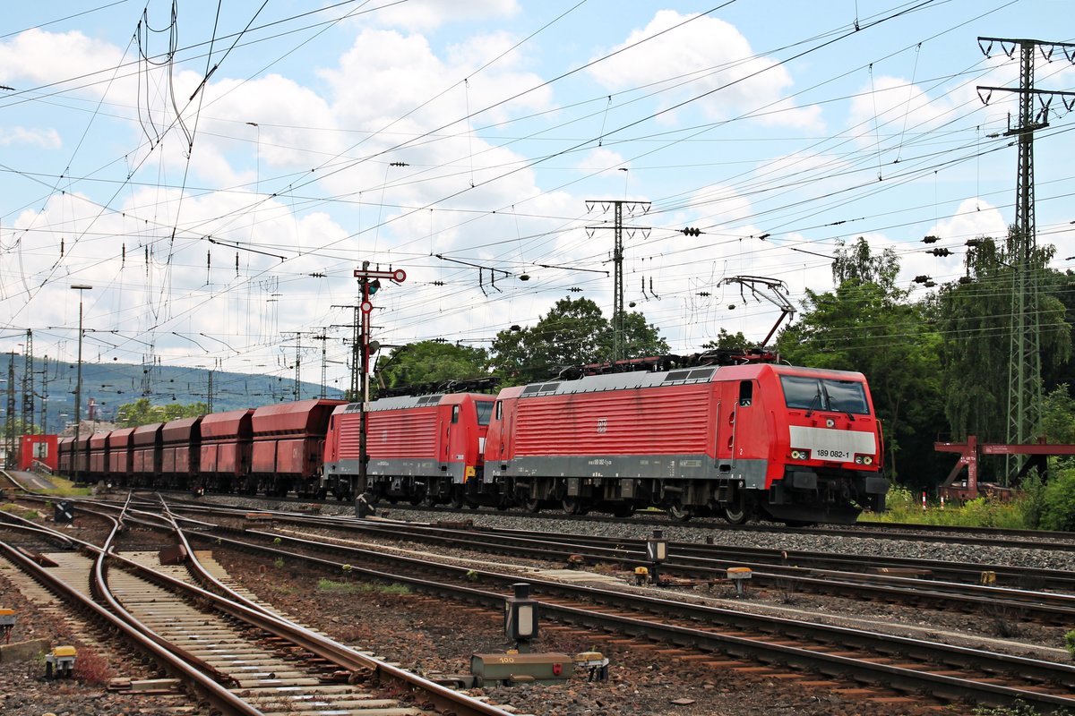 Durchfahrt am 18.06.2016 von 189 082-1 zusammen mit AK 189 034-2 und einem leeren Erzzug (Dillingen (Saar) - Rotterdam) in Koblenz Lützel in Richtung Weißenthurm.