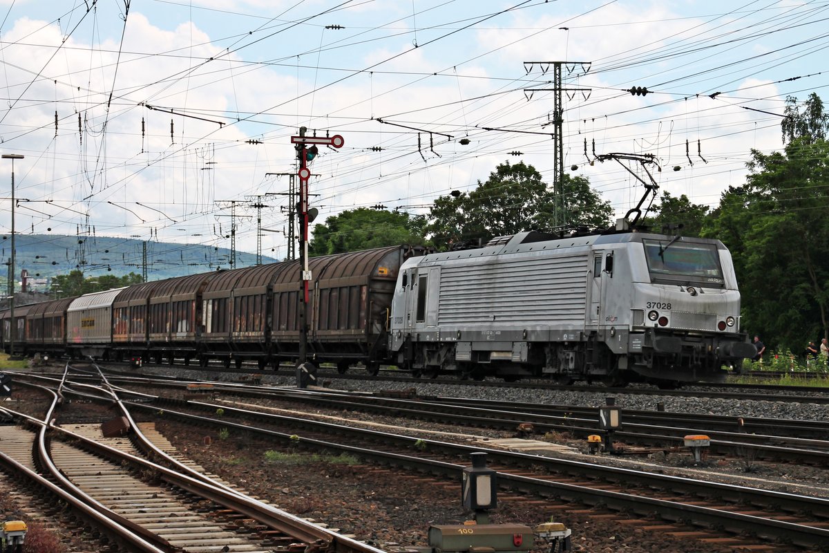 Durchfahrt am 18.06.2016 von Akiem/CTD/CCW BB 37028 mit einem leeren Papierzug nach Malmö durch den Rangierbahnhof von Koblenz Lützel gen Norden. Die BB 37028 bespannte den Zug bis Dortmund, wo sie den Zug dann an Hector Rail abgegebn hatte.