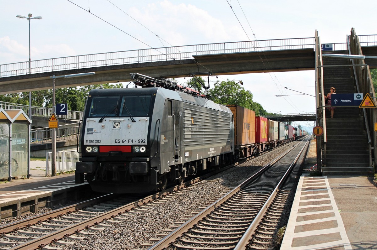 Durchfahrt am 19.06.2014 von SBB Cargo ES 64 F4-992 mit einem Kistenzug in Orschweier in Richtung Offenburg.