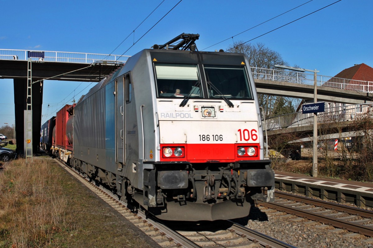 Durchfahrt am 20.02.2014 vom Railpool/Lokomotion/BLS Cargo Zebra 186 106 mit einem einem KLV aus Rotterdam nach Italien in Orschweier gen Freiburg. Die 186 106 fährt zusammen mit der 186 251 seit Dezember 2013 Ersatzweise für BLS Cargo, da Lokomotion im Gegenzug die Re 486 502, 505 und 510 von BlS Cargo benutzen.