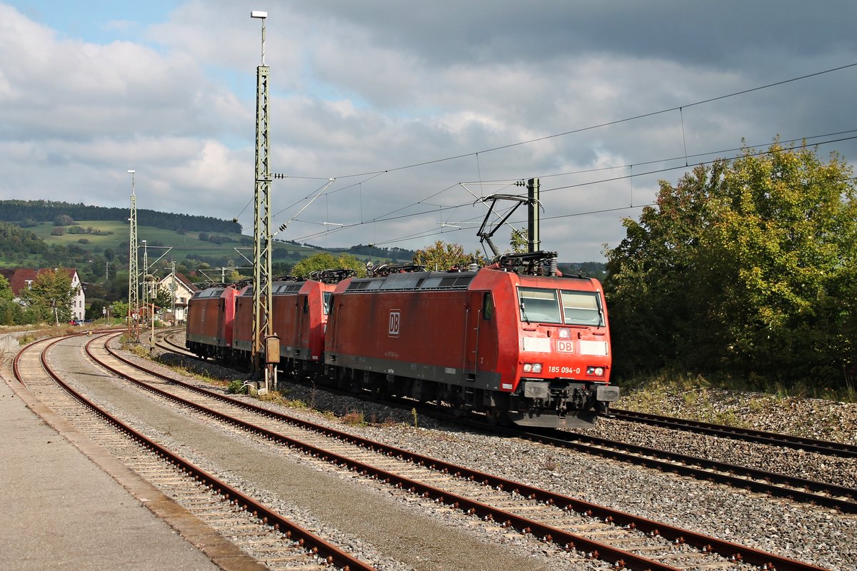 Durchfahrt am 20.09.2017 von 185 094-0 als Lokzug mit 185 107-0 und 185 122-9 durch den Bahnhof von Welschingen-Neuhausen in Richtung Singen (Hohentwiel).