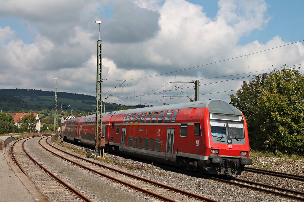 Durchfahrt am 20.09.2017 von D-DB 50 80 80-35 374-3 der Bauart DABpzfa 762.0 zusammen mit der Schublok 111 161-6 als RE (Stuttgart Hbf - Singen (Hohentwiel)) durch den Bahnhof von Welschingen-Neuhausen gen Zielbahnhof fuhr.