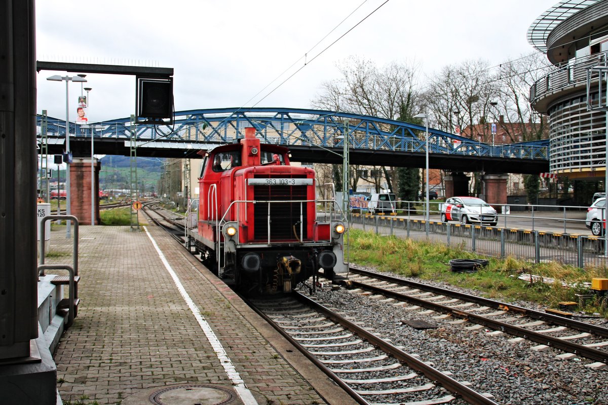 Durchfahrt am 21.02.2016 von 363 103-3 aus Richtung Abstellbahnhof durch den Hauptbahnhof von Freiburg (Breisgau) in Richtung nördliches Vorfeld.