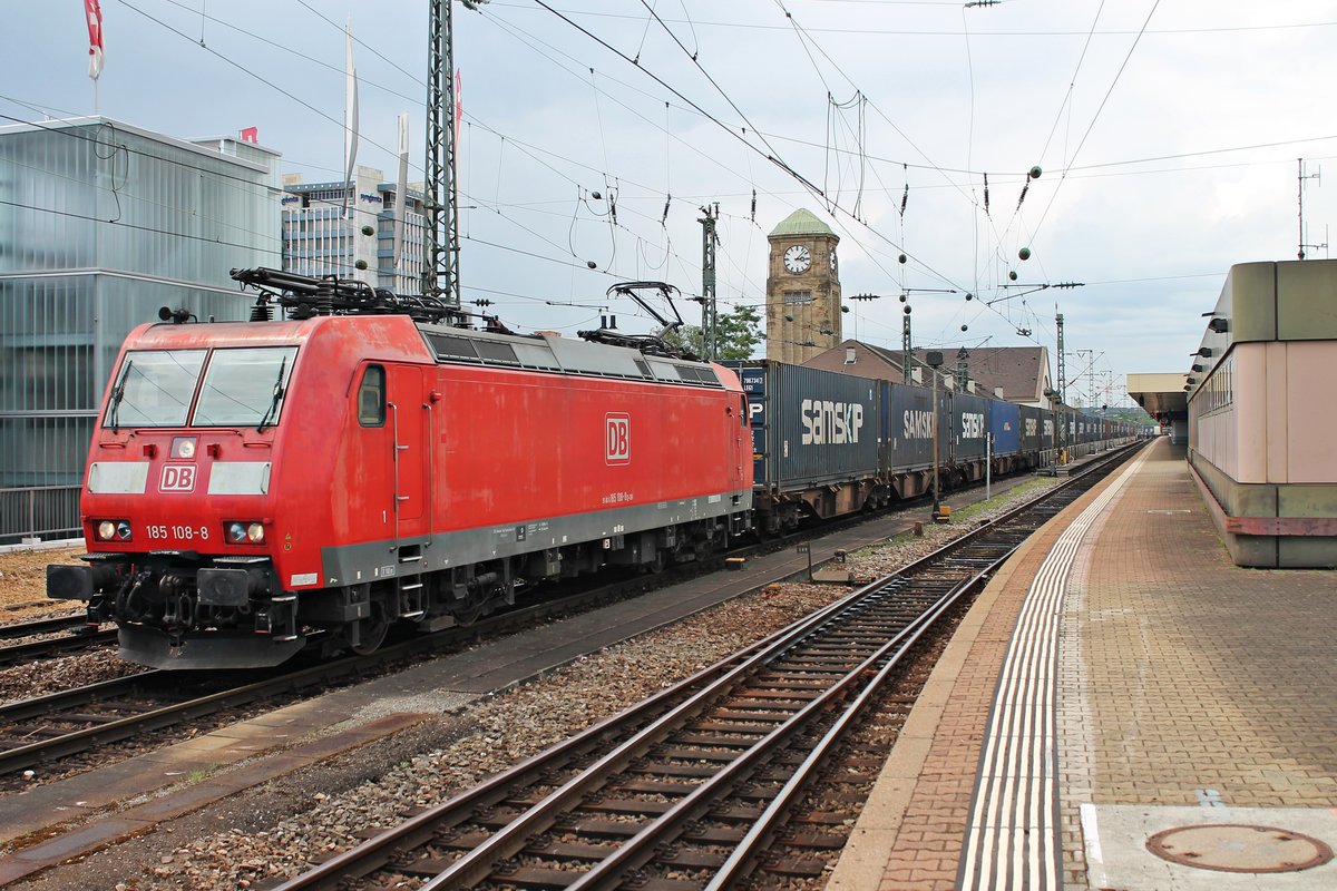 Durchfahrt am 22.07.2015 von 185 108-8 mit einem SAMSKIP-Containerzug über Gleis 1 durch den Badischen Bahnhof von Basel in Richtung Rangierbahnhof Muttenz.