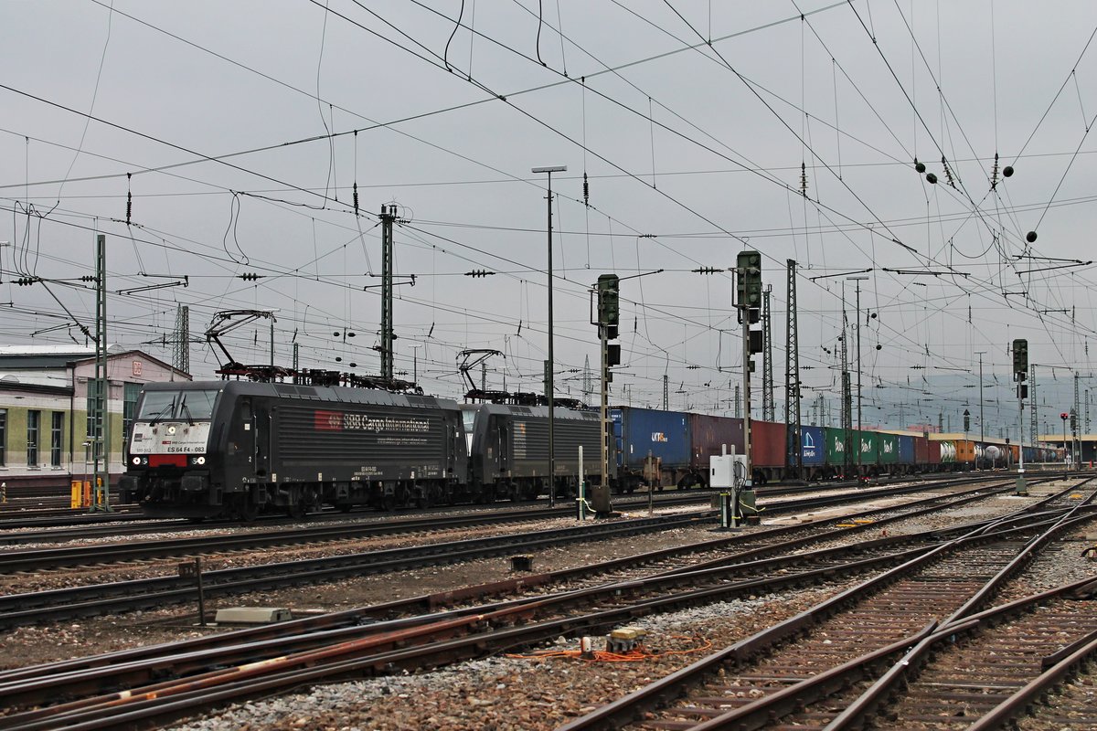 Durchfahrt am 23.02.2018 von MRCE/SBBCI ES 64 F4-083 (189 983-0)  SBB Cargo International  und MRCE/SBBCI ES 64 F4-207 (189 207-4) zusammen mit dem DGS 40030 (Melzo Scalo - Rottderdam Waalhaven) über Gleis 4 durch den Badischen Bahnhof von Basel in Richtung Deutschland.