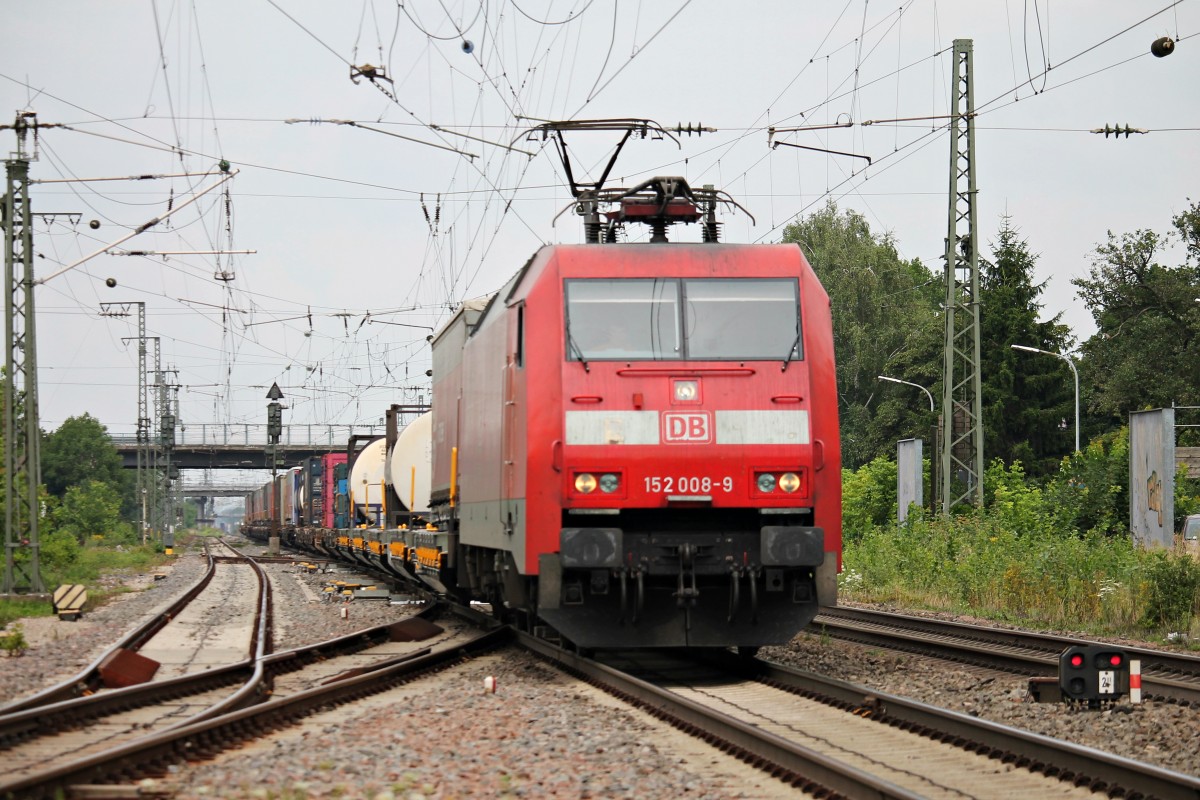 Durchfahrt am 23.07.2014 von 152 008-9 mit einem Containerzug in RIchutng Süden in Müllheim (Baden).