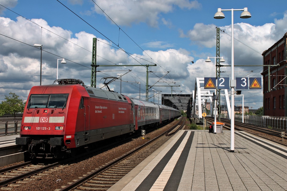 Durchfahrt am 24.05.2014 von 101 125-3 mit dem EN 452 (Moskva Belorusskaja - Paris Est) in Ludwigshafen (Rhein) Mitte, als sie über den Rhein aus Mannheim ausfährt.