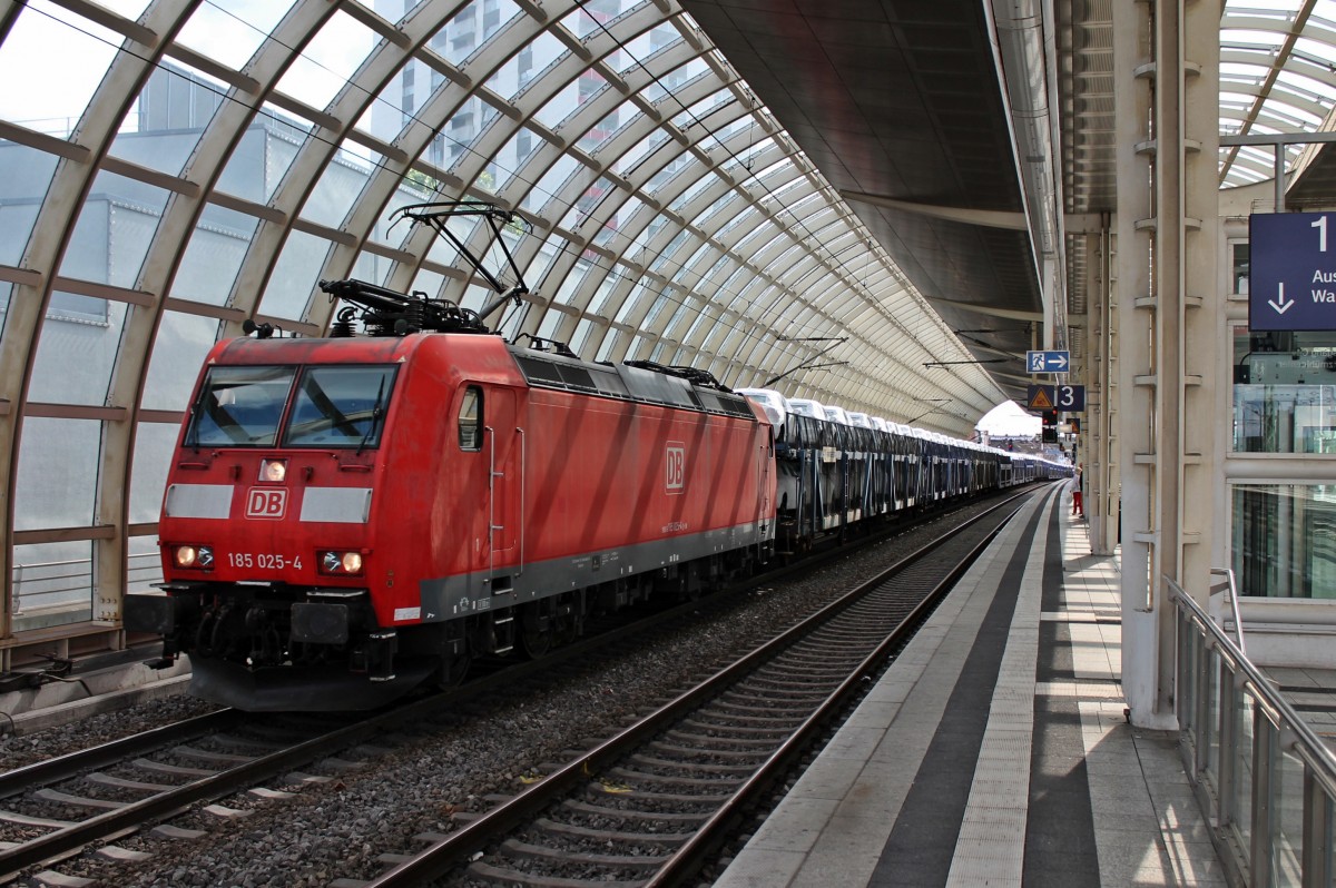 Durchfahrt am 24.05.2014 in Ludwigshafen (Rhein) Mitte von 185 025-4 mit einem Autotransportzug in Richtung Mannheim Hbf.