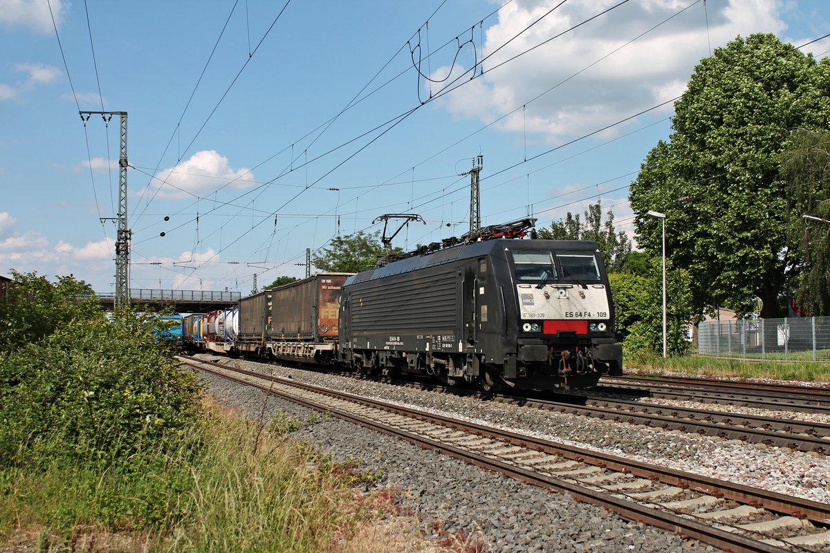Durchfahrt am 24.05.2018 von MRCE/SBBCI ES 64 F4-109 (189 109-2) mit einem KLV nach Italien durch die Gleisanlagen von Müllheim (Baden) im Markgräflerland in Richtung Schweizer Grenze.