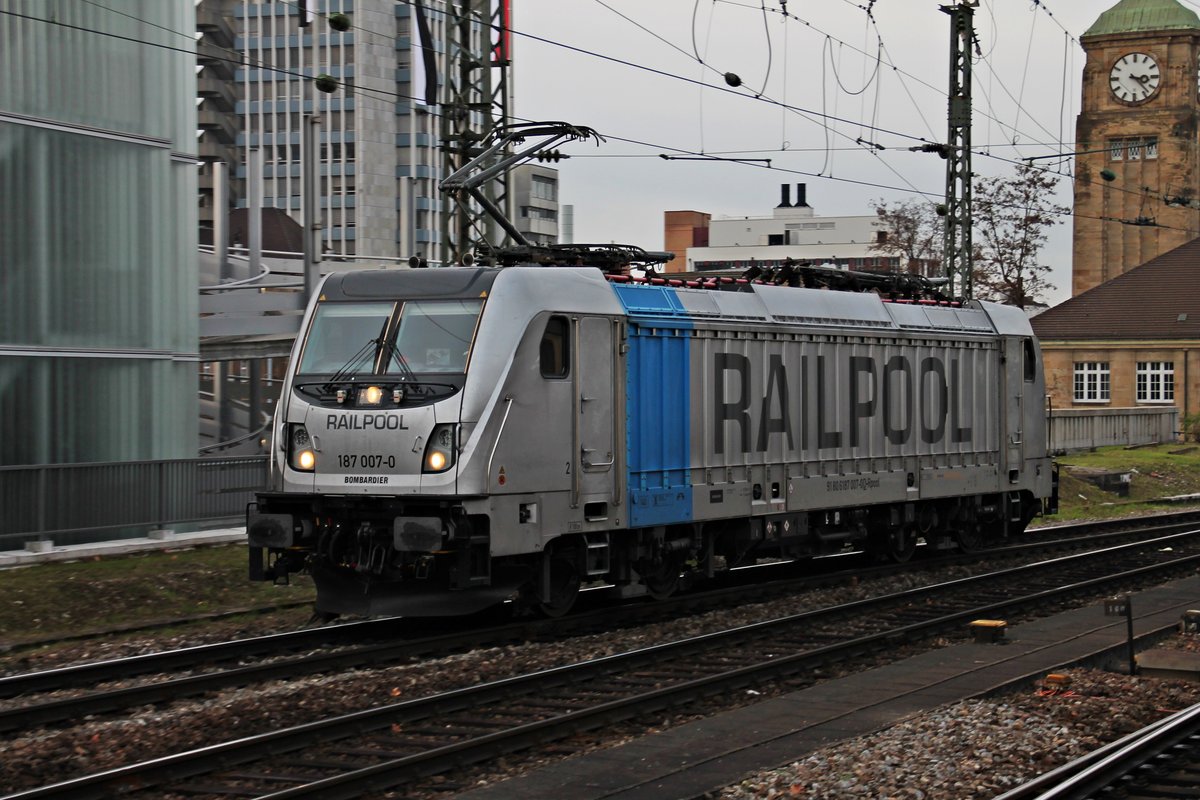 Durchfahrt am 24.11.2015 über Gleis 1 von Railpool/BLS Cargo 187 007-0 als Lokzug durch den Badischen Bahnhof von Basel in Richtung Rangierbahnhof Muttenz, um dort einen Zug in Richtung Itlaien zu bespannen.