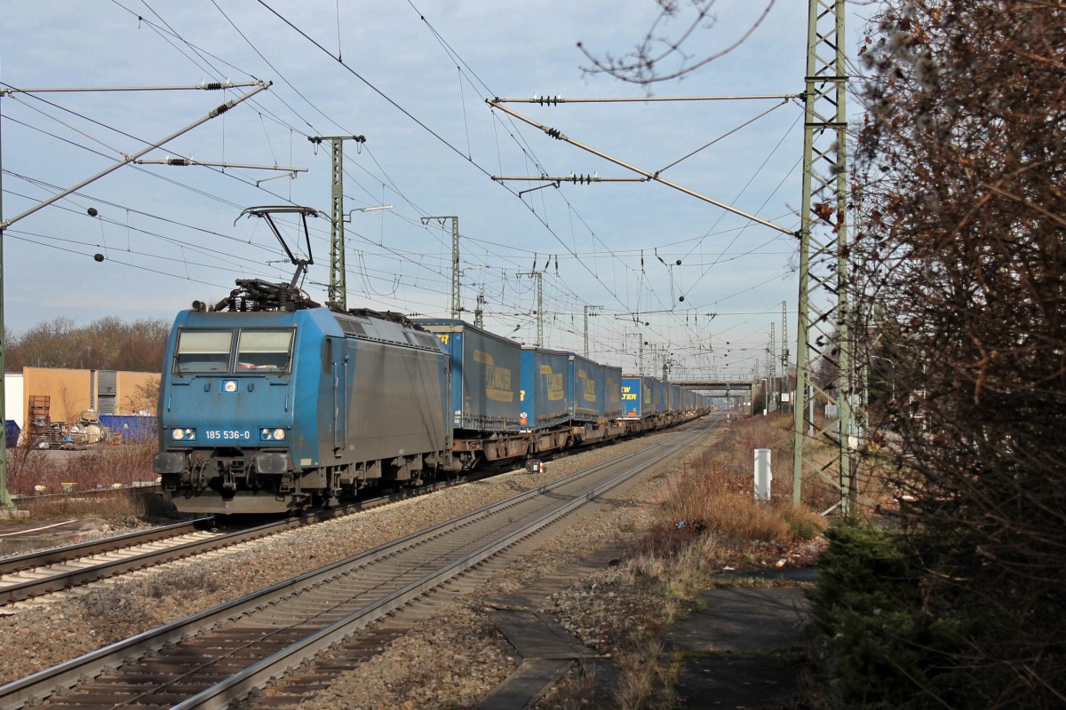 Durchfahrt am 25.01.2014 von der Alpha Trains/Crossrail 185 536-0 mit einem LKW Walter KLV in Müllheim (Baden).