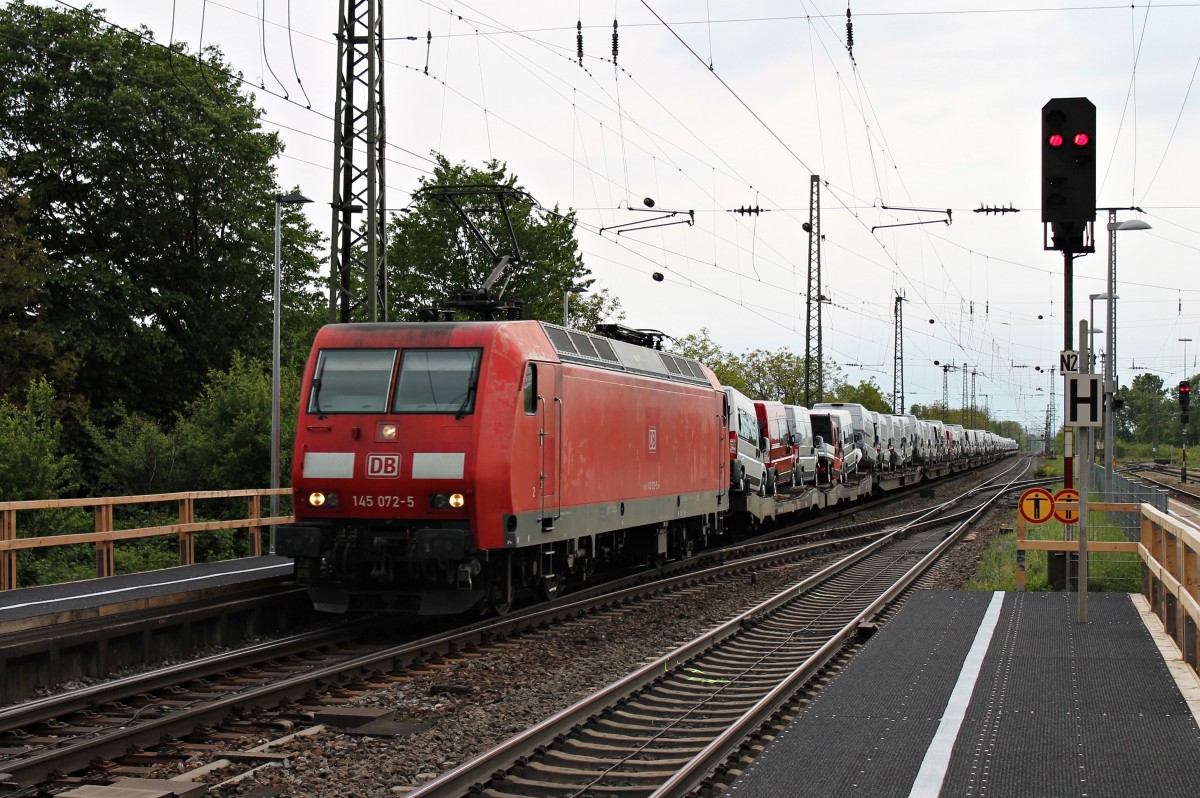 Durchfahrt am 25.04.2014 von 145 072-5 mit dem Fiat-Autozug aus Alessandria nach Offenburg Gbf/Lahr (Schwarzw) in Müllheim (Baden).